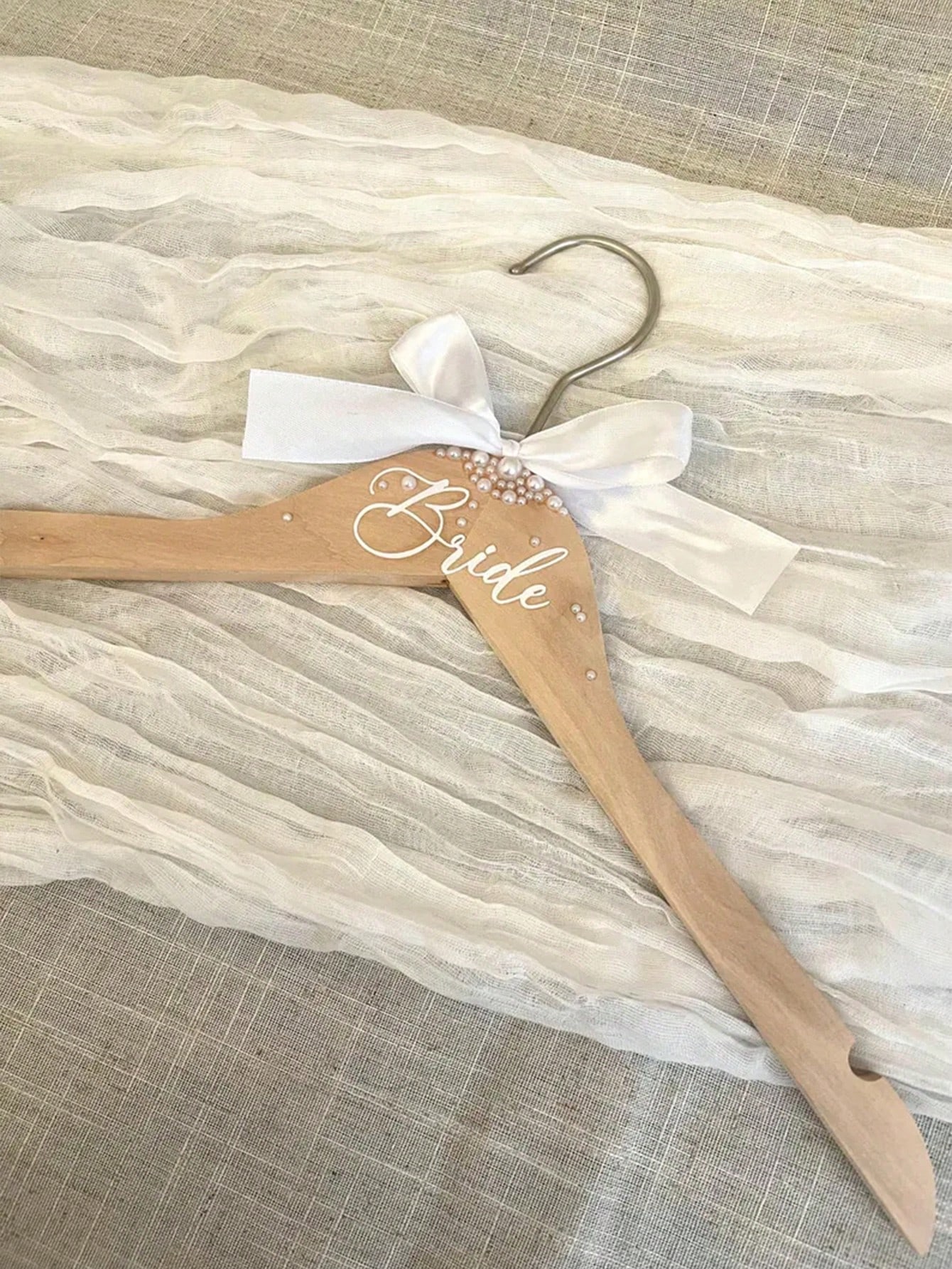 Woodworking Women - 木製ブライダルハンガー フェイクパール エレガントなウェディングデコレーション 理想的なギフト リボン付きウェディングドレスハンガー 結婚式用スーツハンガー